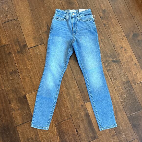NWT Universal Thread High Rise Slim Skinny Jeans Stretchy Blue Women's 2 Short - Picture 1 of 10